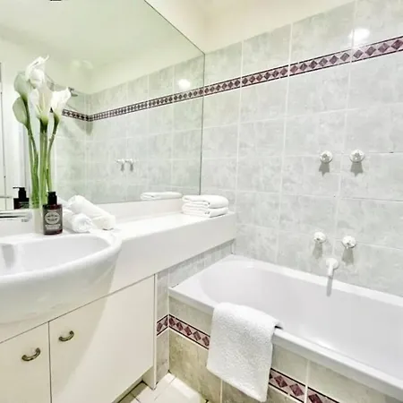 A Cozy 2B2B Apt Next To Carlton Garden W/ Parking Melbourne Exterior photo