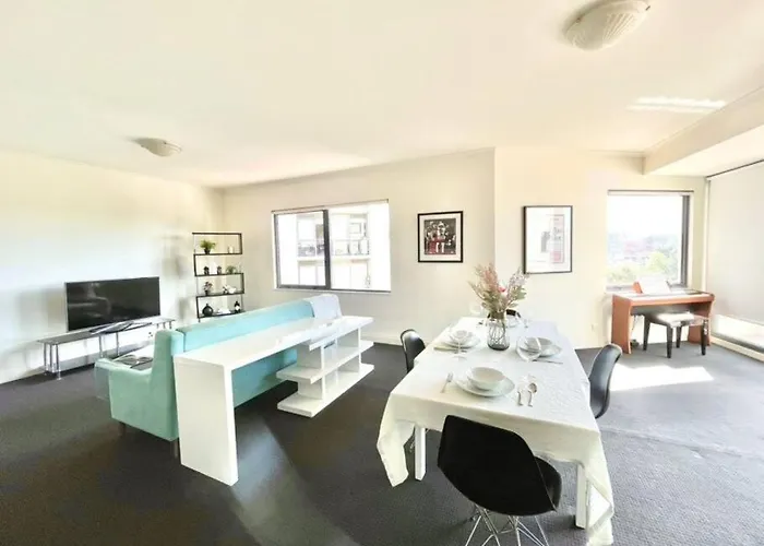 A Cozy 2B2B Apt Next To Carlton Garden W/ Parking