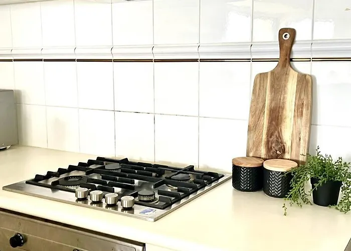 A Cozy 2B2B Apt Next To Carlton Garden W/ Parking