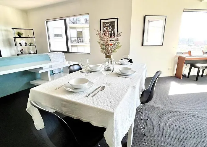 A Cozy 2B2B Apt Next To Carlton Garden W/ Parking